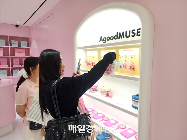 20일 서울 성수동에 문을 연 ‘어뮤즈 핑크 하우스’에서 외국인 방문객이 제품을 살펴보고 있다. [사진=김금이 기자]