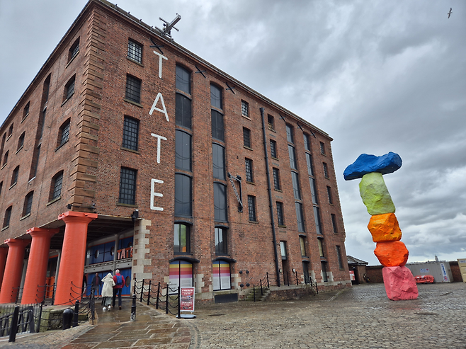 테이트 리버풀의 상징이 된 우고 론디노네의 조각 [Liverpool Mountain] ⓒ김슬기