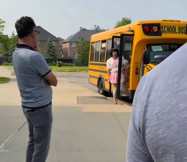 캐나다의 한 버스 기사가 분홍 교복과 스타킹을 착용하는 등 일명 ‘롤리타’ 패션으로 아이들을 등하교시켜 논란을 일으켰다. [사진 = 뉴욕포스트]