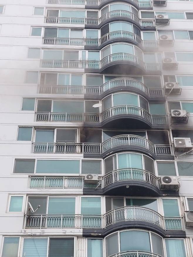 아파트 화재 현장. [사진 = 경기도소방재난본부]