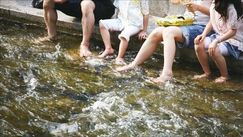 전문가들은 물놀이 후 젖은 수영복을 오래 입고 있으면 세균이 쉽게 번식해 요로감염 위험이 높아진다고 설명했다. (게티이미지뱅크 제공)