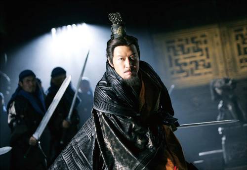 진나라의 가혹한 법은 탁현의 정장 유방이 ‘참여 제약 위반’을 일으키도록 만들었다. 법을 피해 도망간 유방은 도적떼가 된 뒤, 후에 한나라를 세워 진나라를 멸망시켰다. 사진은 영화 초한지 천하대전의 한 장면.