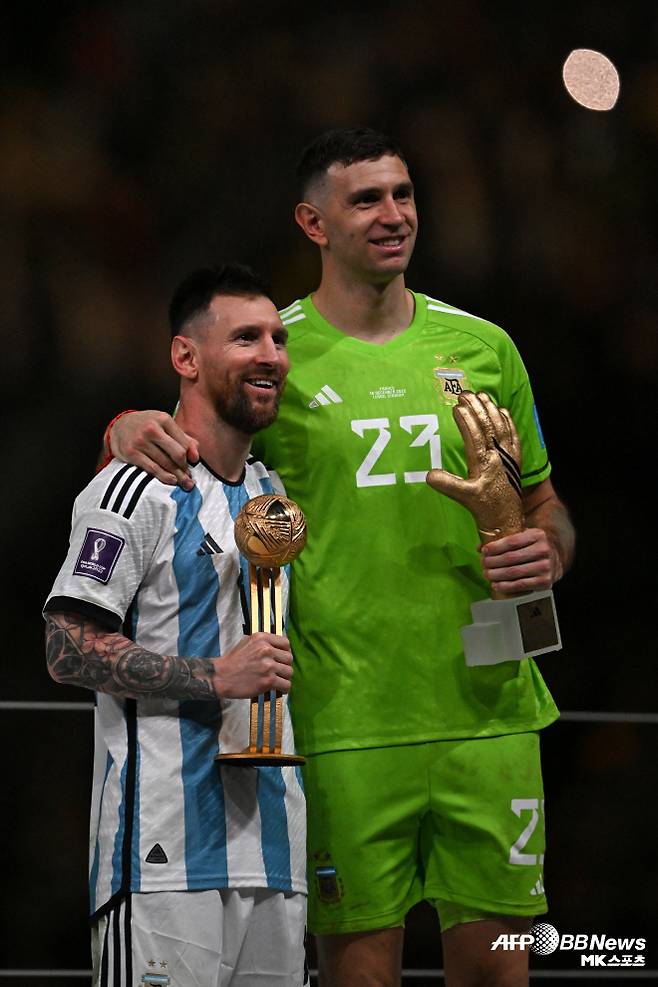 에밀리아노 마르티네스(사진 오른쪽)는 2022 카타르 월드컵에서 아르헨티나의 우승을 이끈 수문장이다. 사진=AFPBBNews=News1