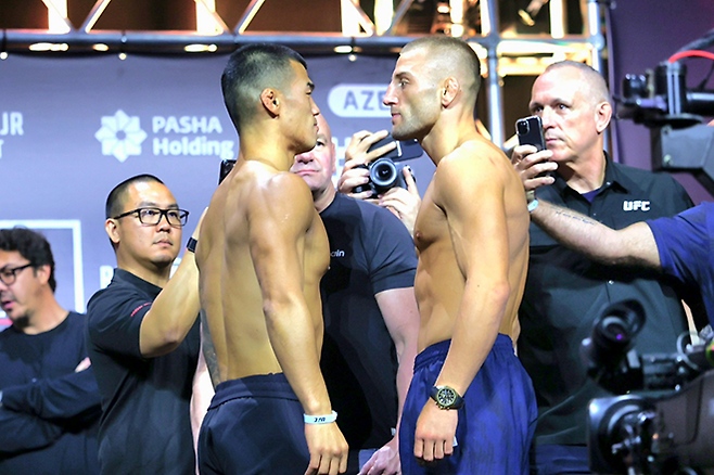 제41회 국제삼보연맹 세계선수권대회 컴뱃 부문 금메달리스트 고석현이 2025년 6월 아제르바이잔 바쿠 크리스털 홀 UFC on ABC 8 공개 계체 행사에서 Contender Series 시즌7 출신 오반 엘리엇과 마주 보고 있다. 사진=TKO