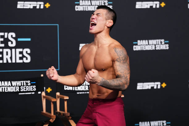 고석현이 2024년 9월 미국 네바다주 엔터프라이즈 DWCS 시즌8 4주차 승리 후 데이나 화이트 회장 겸 CEO로부터 UFC 계약을 통보받자 감격하고 있다. 사진=TKO