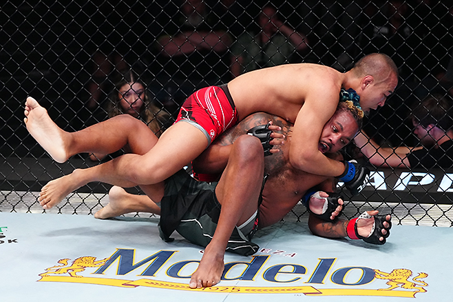 박준용이 2022년 10월 미국 네바다주 엔터프라이즈 UFC on ESPN+ 71 그라운드 상황에서 조지프 홈스를 컨트롤하고 있다. 사진=TKO