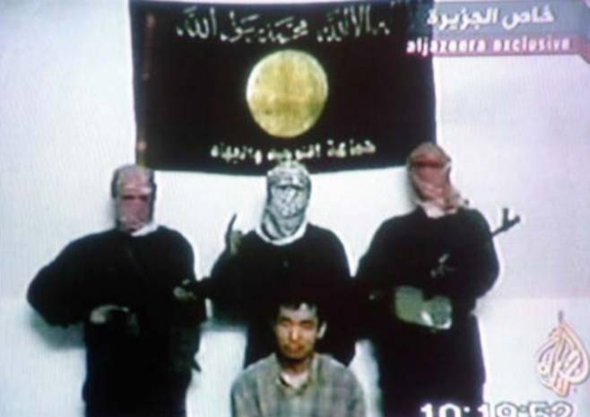 2004년 6월21일. 이슬람 무장단체 유일신과 성전(알 타우히드 왈 지하드)에 피랍된 군납업체 가나무역 직원 김선일(33)씨가 "살려달라"고 절규하는 내용이 담긴 비디오테이프가 아랍권 위성방송 알자지라에 의해 공개됐다. /사진=알자지라 방송