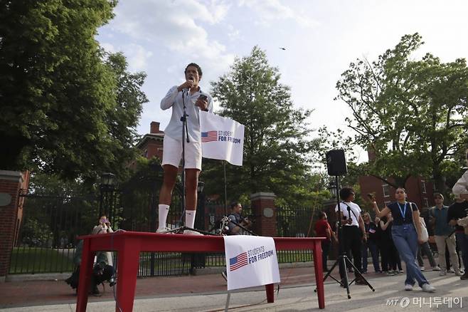 [케임브리지=AP/뉴시스] 27일(현지 시간) 미 매사추세츠주 케임브리지의 하버드대학교 사이언스센터 광장에서 2026년 졸업 예정자인 누리엘 베라-디그레프가 도널드 트럼프 대통령의 최근 하버드 제재에 반대하며 발언하고 있다. 2025.05.28. /사진=민경찬