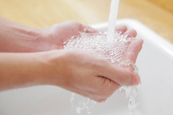 두 손으로 수돗물을 받는 모습