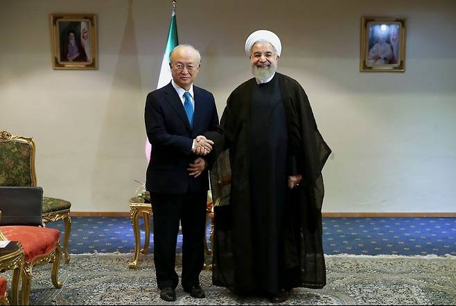 2015년 7월 2일 이란의 하산 로하니 대통령(오른쪽)이 국제원자력기구(IAEA) 사무총장 유키야 아마노와 악수하고 있다. [AP]