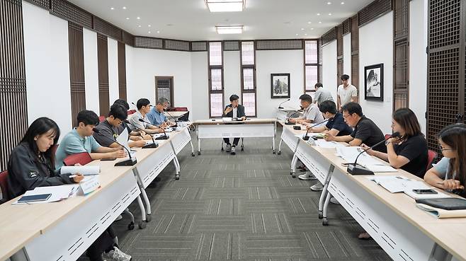 김일곤 경북문화관광공사 경영개발본부장 주재 아래 주요사업 회의를 진행하고 있다.[경북문화관광공사 제공]