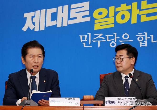 [서울=뉴시스] 조성우 기자 = 정청래(왼쪽) 더불어민주당 최고위원이 26일 오전 서울 여의도 국회에서 열린 최고위원회의에서 발언하고 있다. 오른쪽은 박찬대 더불어민주당 당대표 직무대행 겸 원내대표. 2024.06.26. xconfind@newsis.co