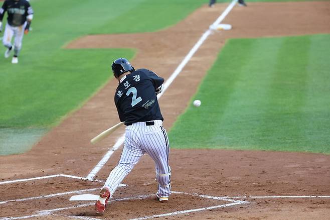 [서울=뉴시스] 18일 서울 송파구 잠실야구장에서 열린 2025 프로야구 NC 다이노스와 LG 트윈스의 경기, LG 문보경이 타격을 시도하고 있다. (사진=LG 트윈스 제공) 2025.06.18. *재판매 및 DB 금지