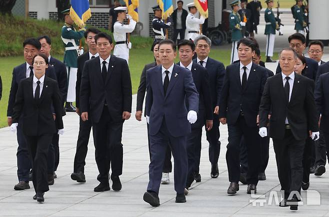 [서울=뉴시스] 배훈식 기자 = 김병기 더불어민주당 당 대표 직무대행 겸 원내대표가 16일 오전 서울 동작구 국립서울현충원을 찾아 충혼탑 앞으로 향하고 있다. 2025.06.16. dahora83@newsis.com