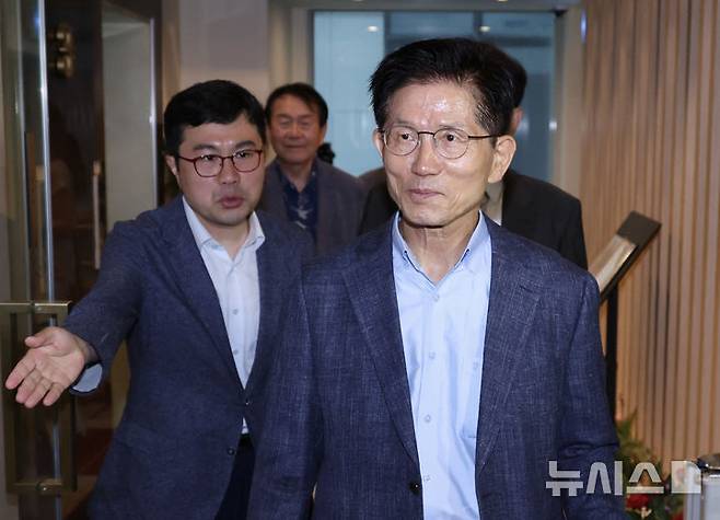 [서울=뉴시스] 김명년 기자 = 김문수 전 대선 후보가 20일 오전 서울 여의도 국회 인근 식당에서 차명진·박계동 전 의원 등 캠프 관계자들과 식사를 위해 이동하고 있다. 2025.06.20. kmn@newsis.com