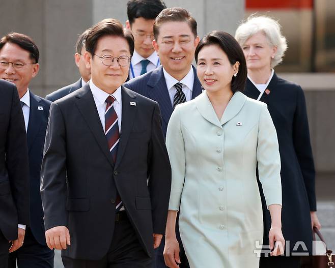 [성남=뉴시스] 고범준 기자 = 이재명 대통령과 김혜경 여사가 캐나다에서 열리는 주요 7개국(G7) 정상회의에 참석하기 위해 16일 경기 성남 서울공항에서 공군 1호기로 향하고 있다. 2025.06.16. bjko@newsis.com