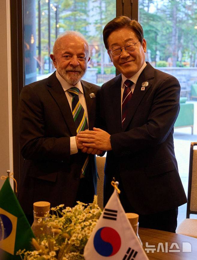 [카나나스키스(캐나다)=뉴시스] 최진석 기자 = 이재명 대통령이 17일(현지 시간) 캐나다 앨버타주 카나나스키스 주요 7개국(G7) 정상회의장에서 루이스 이나시우 룰라 다 시우바 브라질 대통령과 한-브라질 정상회담에 기념촬영하고 있다. (공동취재) 2025.06.18. myjs@newsis.com