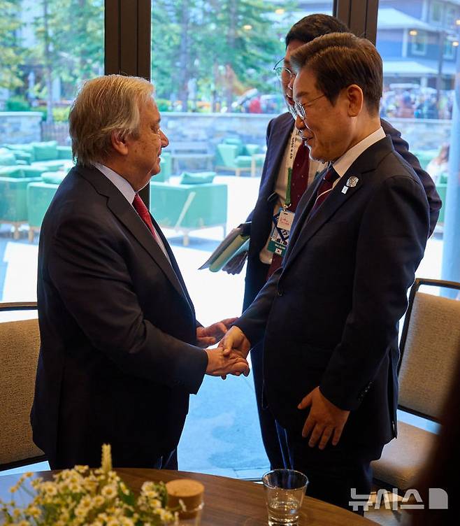[카나나스키스(캐나다)=뉴시스] 최진석 기자 = 이재명 대통령이 17일(현지 시간) 캐나다 앨버타주 카나나스키스 주요 7개국(G7) 정상회의장에서 안토니우 구테레쉬 유엔(UN) 사무총장과 약식회동을 하며 악수하고 있다. (공동취재) 2025.06.18. myjs@newsis.com