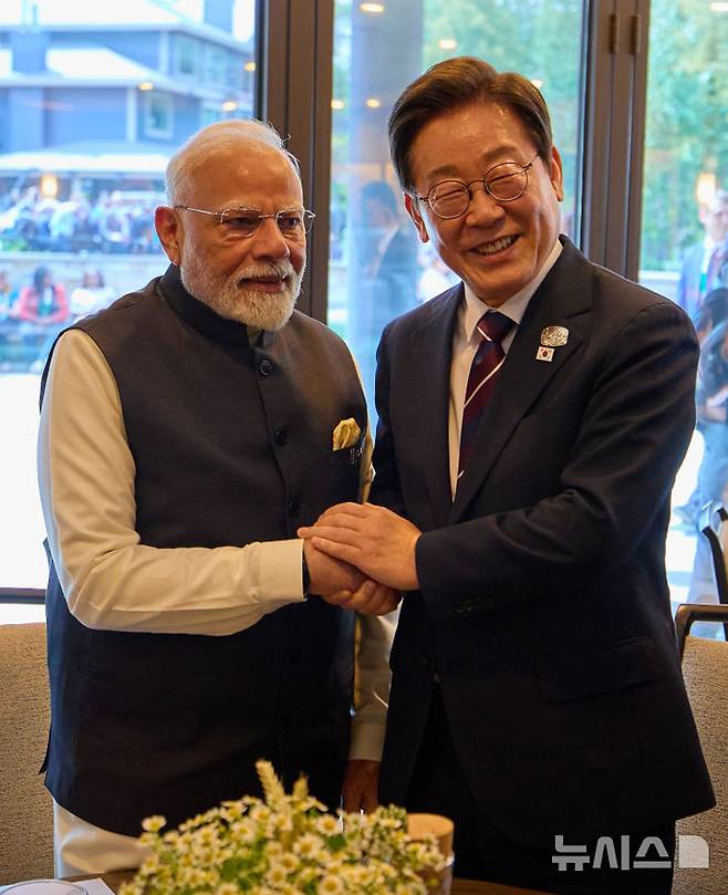 [카나나스키스(캐나다)=뉴시스] 최진석 기자 = 이재명 대통령이 17일(현지 시간) 캐나다 앨버타주 카나나스키스 주요 7개국(G7) 정상회의장에서 나렌드라 모디 인도 총리와 한-인도 정상회담에 앞서 기념촬영을 하고 있다. (공동취재) 2025.06.18. myjs@newsis.com