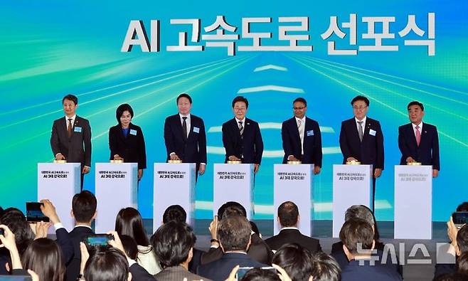 [울산=뉴시스] 고범준 기자 = 이재명 대통령이 20일 울산전시컨벤션센터에서 열린 울산 AI데이터센터 출범식에서 참석자들과 함께 세리머니를 하고 있다. 왼쪽부터 안덕근 산업통상자원부 장관, 최민희 국회 과학기술정보방송통신위원장, 최태원 SK그룹 회장, 이 대통령, 프라사드 칼야나라만 AWS 인프라 총괄 대표, 유상임 과학기술정보통신부 장관, 김두겸 울산광역시장. 2025.06.20. bjko@newsis.com