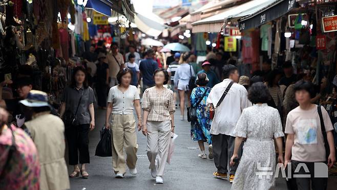 [서울=뉴시스] 김선웅 기자 = 정부가 30조5000억원 규모의 2차 추가경정예산(추경)안을 편성했다. 정부는 19일 이재명 대통령 주재로 국무회의를 열고 2차 추경안을 심의·의결했다. 이번 추경으로 인해 늘어나는 재정 지출은 20조2000억원으로 경기 진작과 민생 회복을 위해 전 국민 민생회복 소비 쿠폰 지급, 사회간접자본 투자, 취약 소상공인 채무 조정 등의 사업들을 추진할 계획이다. 나머지 10조3000억원은 세입 예산 규모를 조정하는 '세입 경정'이다. 19일 서울 시내 상점가에서 시민들이 오가고 있다. 2025.06.19. mangusta@newsis.com