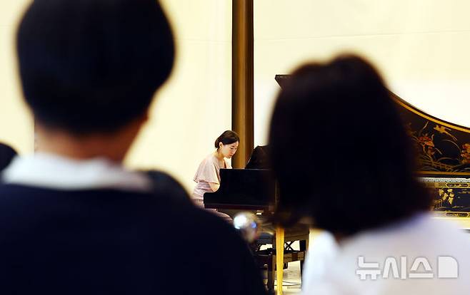 [서울=뉴시스] 박주성 기자 = 21일 서울 종로구 서울역사박물관 로비에서 '광복! 그날의 함성이 음악으로'를 주제로 2025 재능나눔콘서트를 개최해 피아니스트 우지안이 피아노를 연주하고 있다.  2012년 문화예술인의 재능기부로 시작한 재능나눔 콘서트는 올해 광복 80주년을 기념해 6월 첫 공연을 시작으로, 8월 16일 “되찾은 땅, 되살아난 노래”,11월 15일 “하프시코드의 울림, 한국인의 마음을 담다.” 등 총 3회의 공연을 개최할 예정이다. 2025.06.21. park7691@newsis.com