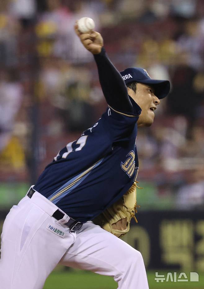 [서울=뉴시스] 배훈식 기자 = 17일 오후 서울 송파구 잠실야구장에서 열린 2025 신한 쏠뱅크 KBO리그 LG 트윈스와 NC 다이노스의 경기, 9회말 NC 마무리 류진욱이 6대 2로 앞선 상황에서 역투하고 있다. 2025.06.17. dahora83@newsis.com