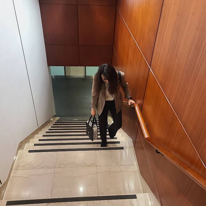 근육통에 시달리는 신현정 기자 인터벌 훈련 이후 근육통에 계단을 오르는 것 조차 힘들었다