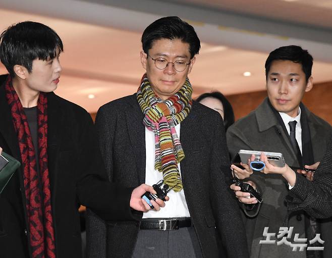 국민의힘 조정훈 의원이 14일 오전 국회에서 열린 비상의원총회에 참석하고 있다. 황진환 기자