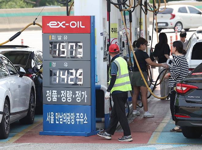 이스라엘과 이란의 군사적 긴장이 고조되며 국내 유가도 상승세로 전환했다. 연합뉴스