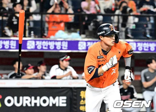 [OSEN=대전, 지형준 기자] 15일 대전 한화생명볼파크에서 2025 신한 SOL Bank KBO리그 한화 이글스와 LG 트윈스의 경기가 열렸다.이날 한화는 문동주, LG는 송승기를 선발로 내세웠다.5회말 1사 2루에서 한화 채은성 1타점 중저 적시타를 날리고 있다. 2025.06.15 /jpnews@osen.co.kr