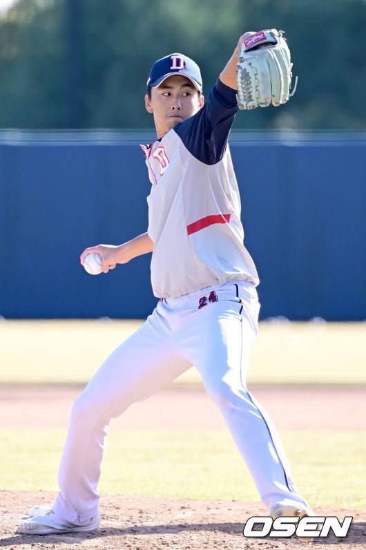 [OSEN=이천, 김성락 기자] 6일 오후 경기 이천시 두산베어스파크에서 프로야구 구단 두산베어스의 마무리 캠프 훈련이 진행됐다. 이날 훈련에는 오재원의 강압, 수면제 대리 처방으로 사회봉사 80시간 제재를 받은 두산 베어스 소속 김민혁(외야수), 김인태(외야수), 박계범(내야수), 박지훈(내야수), 안승한(포수), 이승진(투수), 장승현(투수), 제환유(투수) 8명이 훈련에 참여했다.두산 제환유가 훈련을 하고 있다. 2024.11.06 / ksl0919@osen.co.kr