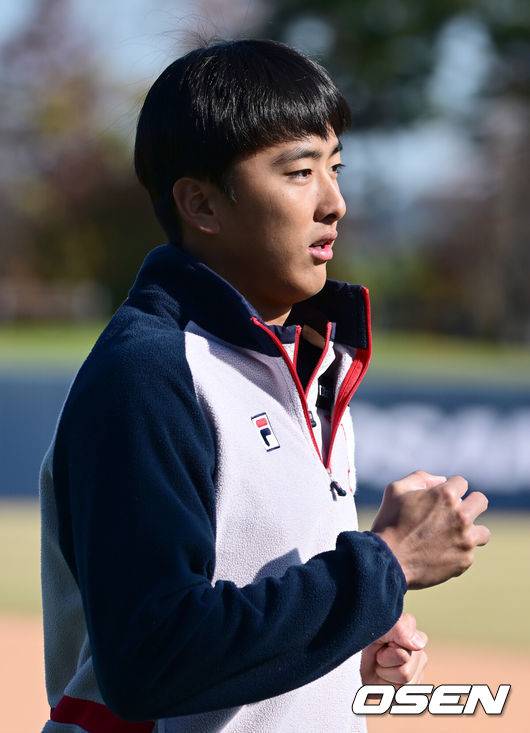 [OSEN=이천, 김성락 기자] 6일 오후 경기 이천시 두산베어스파크에서 프로야구 구단 두산베어스의 마무리 캠프 훈련이 진행됐다. 이날 훈련에는 오재원의 강압, 수면제 대리 처방으로 사회봉사 80시간 제재를 받은 두산 베어스 소속 김민혁(외야수), 김인태(외야수), 박계범(내야수), 박지훈(내야수), 안승한(포수), 이승진(투수), 장승현(투수), 제환유(투수) 8명이 훈련에 참여했다.두산 제환유가 훈련을 위해 그라운드로 나서고 있다. 2024.11.06 /