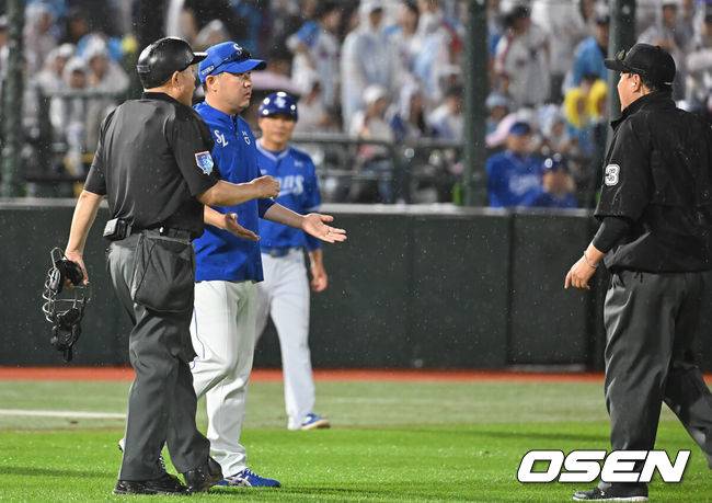 [OSEN=부산, 이석우 기자] 20일 부산 사직야구장에서 2025 신한 SOL 뱅크 KBO 리그 롯데 자이언츠와 삼성 라이온즈의 경기가 열렸다. 홈팀 롯데는 감보아가, 방문팀 삼성은 김대호가 선발 출전했다.삼성 라이온즈 박진만 감독이 6회초 그라운드 정비를 위해 경기가 중단되자 항의하고 있다. 2025.06.20 / foto0307@osen.co.kr