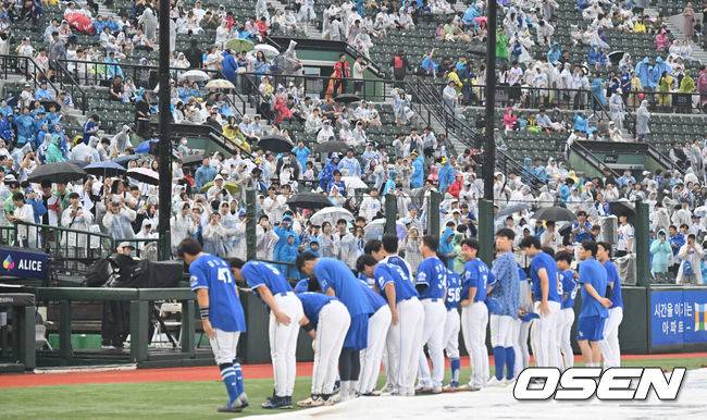 [OSEN=부산, 이석우 기자] 21일 부산 사직야구장에서 열릴 예정이던 2025 신한 SOL 뱅크 KBO 리그 롯데 자이언츠와 삼성 라이온즈의 경기가 취소됐다. 홈팀 롯데는 박세웅이, 방문팀 삼성은 최원태가 선발 출전키로 했었다.삼성 라이온즈 선수들이 팬들에게 인사를 하고 있다. 2025.06.21 / foto0307@osen.co.kr