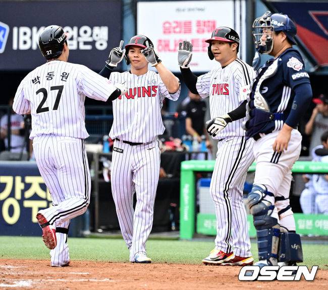 [OSEN=잠실, 지형준 기자] 21일 오후 서울 잠실구장에서 ‘2025 신한 SOL Bank KBO리그’ LG 트윈스와 두산 베어스의 경기가 열렸다.LG는 에르난데스, 두산은 곽빈이 선발로 나섰다.4회말 무사 1,2루에서 LG 박동원이 역전 우월 스리런포를 날리며 동료선수들과 기뻐하고 있다. 2025.06.21 /jpnews@osen.co.kr