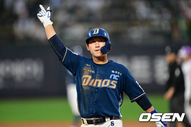 [OSEN=수원, 조은정 기자]21일 오후 수원 KT위즈파크에서 2025 신한 SOL Bank KBO리그 KT 위즈와 NC 다이노스의 경기가 열렸다.이날 홈팀 KT의 선발투수는 오원석, 방문팀 NC는 목지훈이 나선다.7회초 1사 만루 NC 서호철이 2타점 적시타를 날린 뒤 세리머니를 하고 있다. 2025.06.21 /cej@osen.co.kr