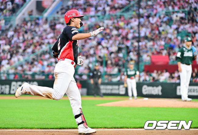 [OSEN=인천, 박준형 기자] 21일 오후 인천 SSG랜더스필드에서 ‘2025 신한 SOL BANK KBO리그’ SSG 랜더스와 KIA 타이거즈의 경기가 진행됐다.이날 SSG는 김광현을, KIA는 양현종을 선발투수로 내세웠다.8회초 KIA 선두타자 박민이 솔로홈런을 날린뒤 기뻐하고 있다. 2025.06.21 / soul1014@osen.co.kr