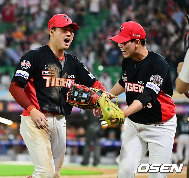 [OSEN=인천, 박준형 기자] 21일 오후 인천 SSG랜더스필드에서 ‘2025 신한 SOL BANK KBO리그’ SSG 랜더스와 KIA 타이거즈의 경기가 진행됐다.이날 SSG는 김광현을, KIA는 양현종을 선발투수로 내세웠다.9회말 2사 1,2루 SSG 박성한의 안타때 2루 주자 에레디아를 홈보살시킨 최원준 우익수가 성영탁 투수와 기뻐하고 있다,    2025.06.21 / soul1014@osen.co.kr