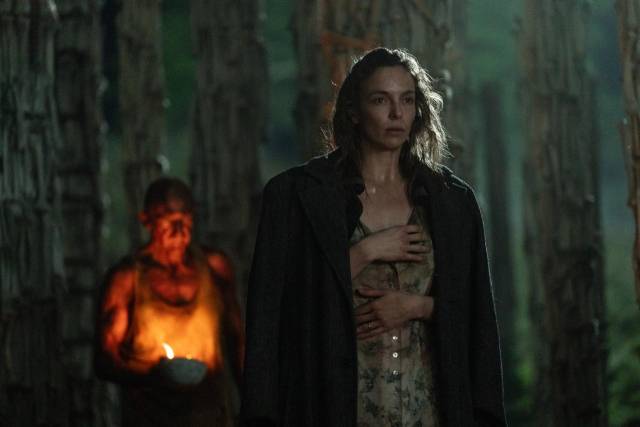 ▲캘슨 박사를 만난 스파이크의 엄마, 이슬라(조디 코머). ⓒ소니픽쳐스코리아