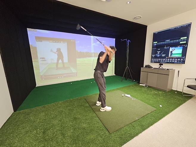 워커힐 골프클럽 AI 골프 센터에서는 데이터 기반의 피드백을 통해 최적의 피팅 서비스를 제공한다.