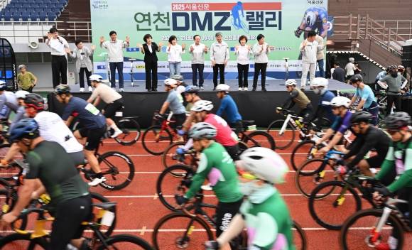 21일 경기도 연천군 연천공설운동장에서 열린 ‘2025 서울신문-연천 DMZ 자전거 랠리’에서 참가자들이 출발하고 있다. 2025.6.21 홍윤기 기자