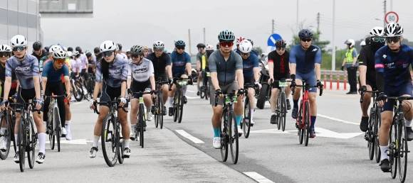 21일 경기도 연천군 연천공설운동장에서 열린 ‘2025 서울신문-연천 DMZ 자전거 랠리’에서 참가자들이 질주하고 있다. 2025.6.21 홍윤기 기자