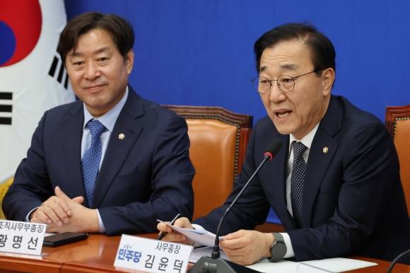 김윤덕(오른쪽) 더불어민주당 사무총장이 지난해 10월 20일 오전 서울 여의도 국회에서 민생문제 해결 대책 등 현안과 관련한 기자간담회를 하고 있다. 연합뉴스