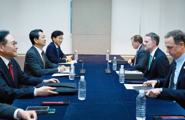 안덕근 산업통상자원부 장관이 16일 제주 서귀포시 제주국제컨벤션센터(ICC)에서 제이미슨 그리어 미국 무역대표부 대표와 면담하고 있다. 사진제공=산업부