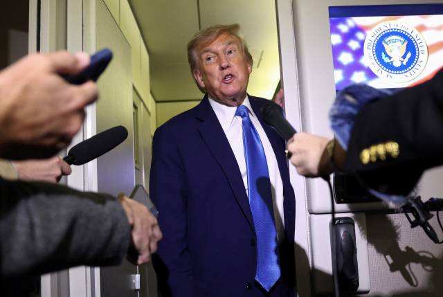 도널드 트럼프 미국 대통령이 17일(현지시간) 캐나다에서 열린 주요7개국(G7) 정상회의에서 조기 귀국하는 길에 미국 대통령 전용기 에어포스1에서 기자들의 질문을 받고 있다. 로이터연합뉴스