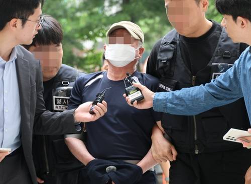 법원의 접근금지 명령이 종료된 지 일주일 만에 아내를 찾아가 흉기로 살해한 60대 남성이 21일 오후 구속심사를 받기 위해 법원에 출석하고 있다. 연합뉴스