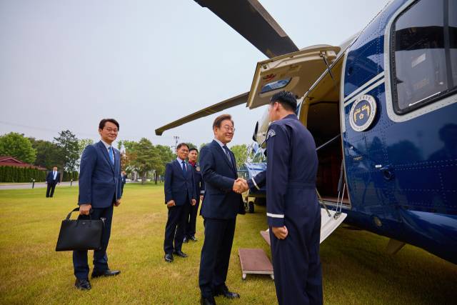 이재명 대통령이 지난 13일 용산 대통령실 청사에서 전용 헬기에 탑승하며 승무원과 인사를 나누고 있다. 이재명 대통령 SNS