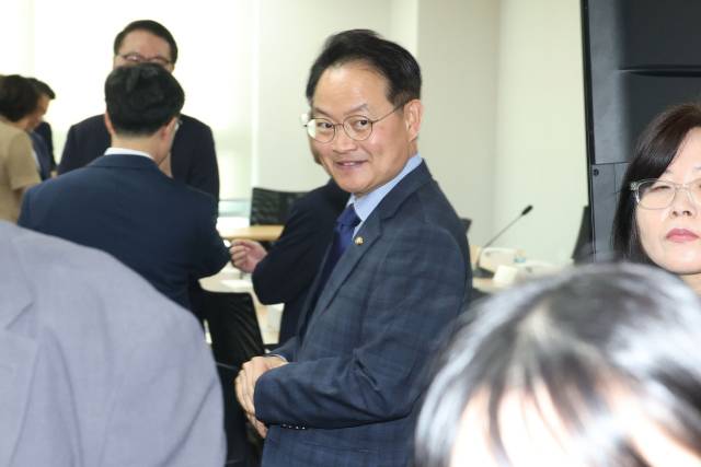 허영 더불어민주당 원내정책수석부대표가 18일 오전 서울 여의도 국회 의원회관에서 민생회복지원금을 포함한 추가경정예산 편성 논의를 위해 열린 당정대 협의회에 참석하고 있다. 2025.6.18/뉴스1