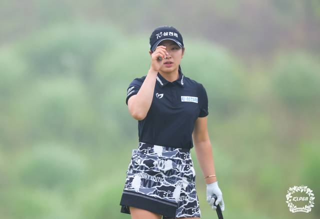 갤러리에게 인사하고 있는 유현조. 사진 제공=KLPGA